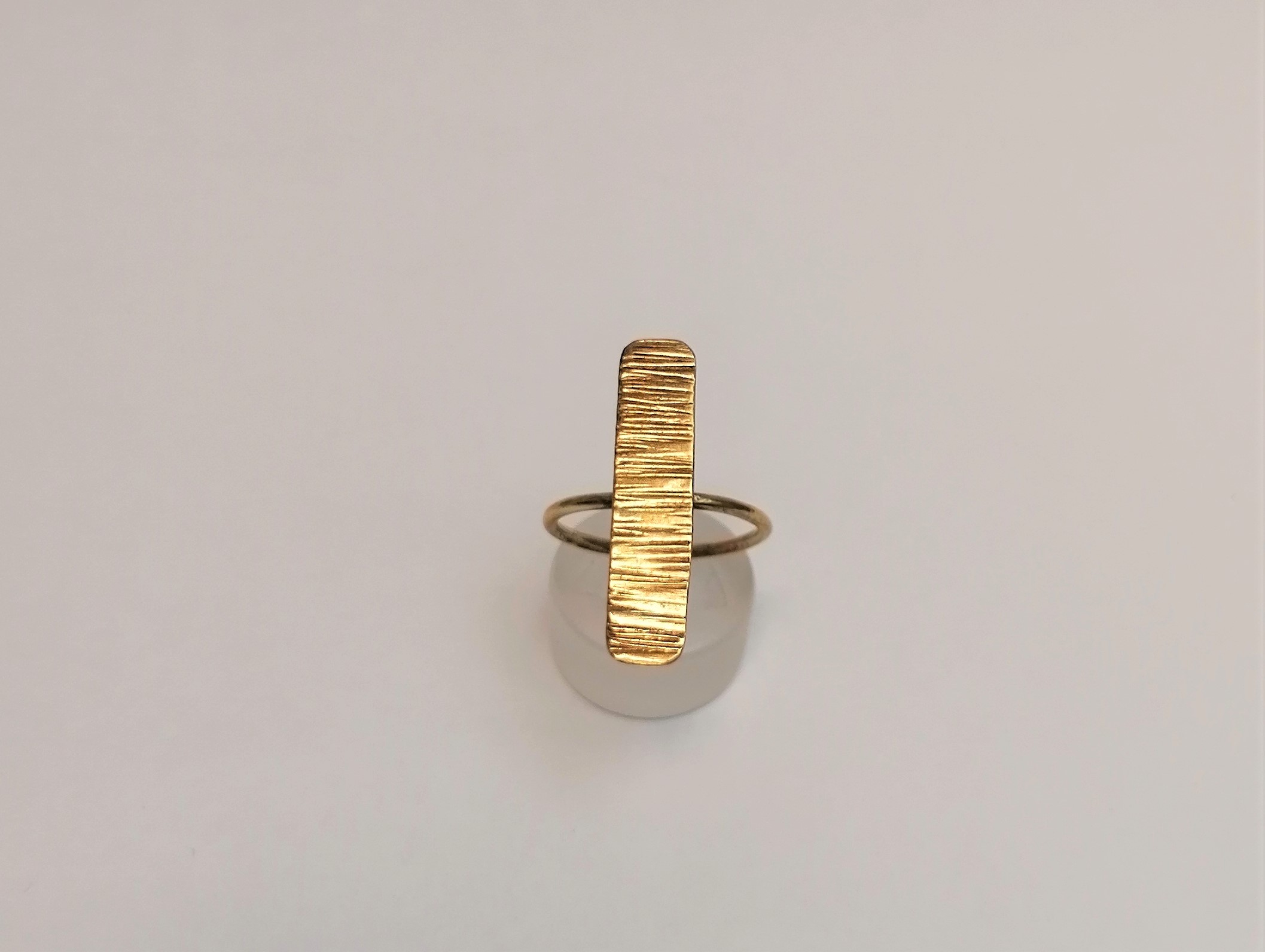 bronzeverticallinehammeredring1 bronzeverticallinehammeredring1