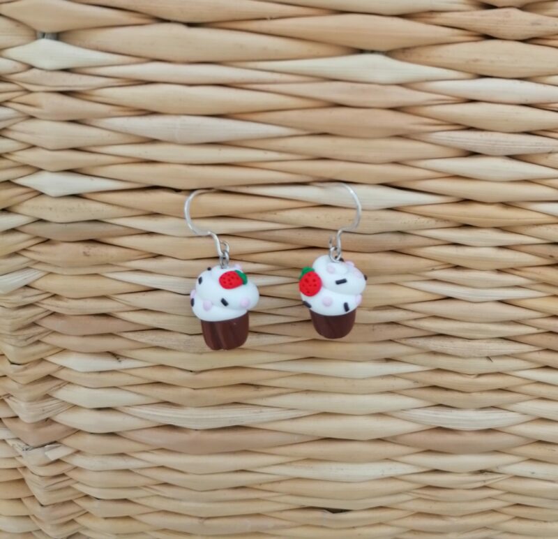 swpendearcupcakevanillastrawberris1 1 scaled