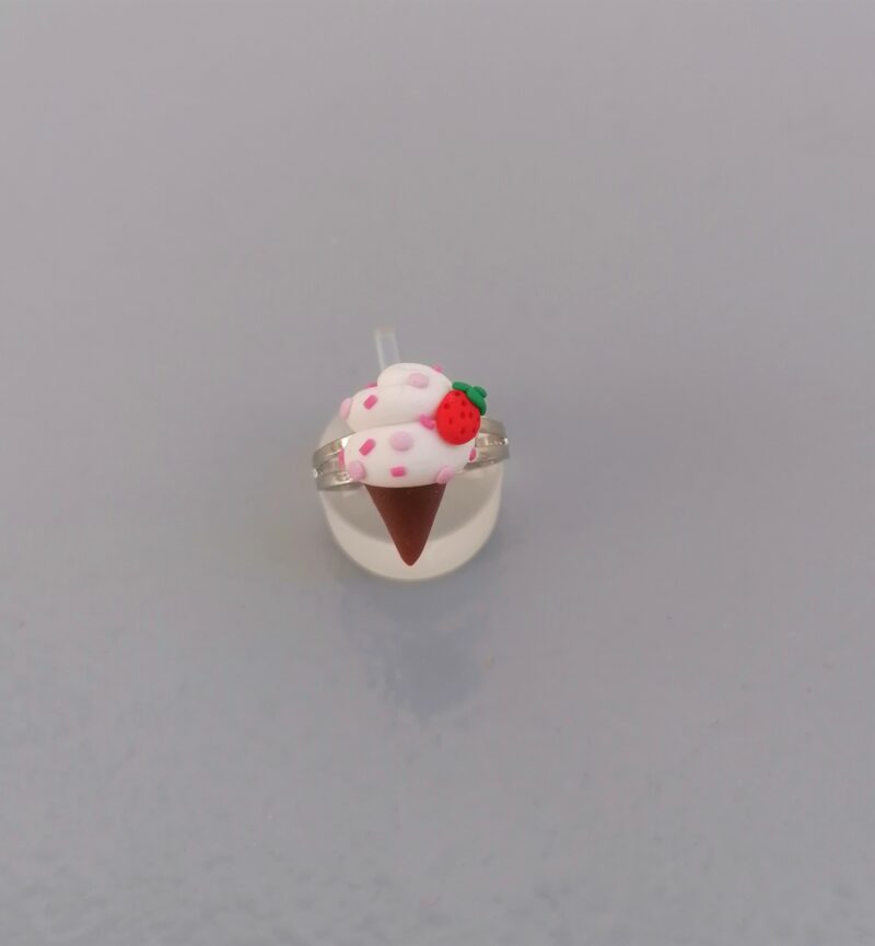 vanilla strawberry ice cream cone ring 1